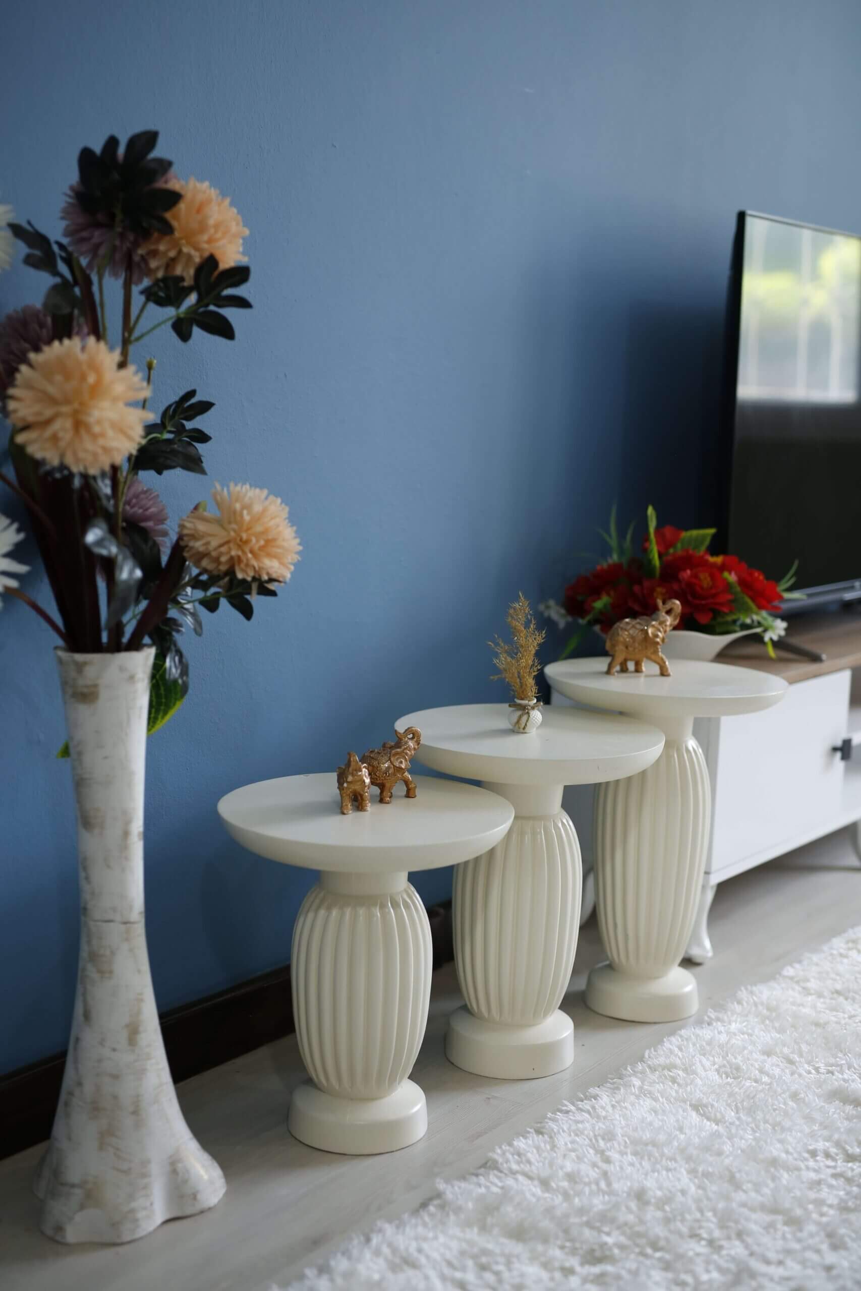 Çizgili Vazo Beyaz Yan Sehpa